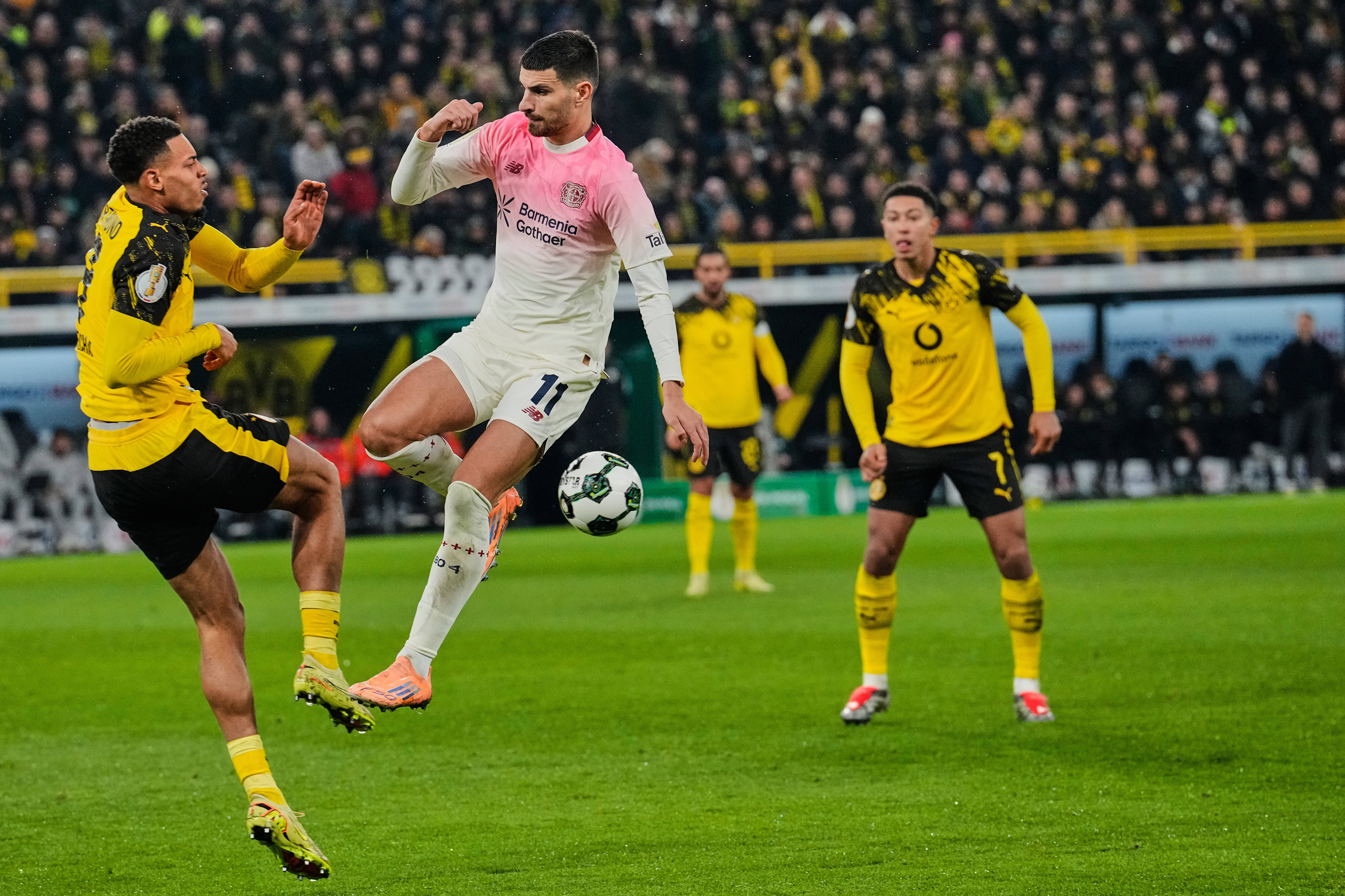 这也行？巴黎圣日耳曼今晚扳平良机切尔西围绕德国杯门线救险，勒沃库森官宣签约备战欧冠的简单介绍