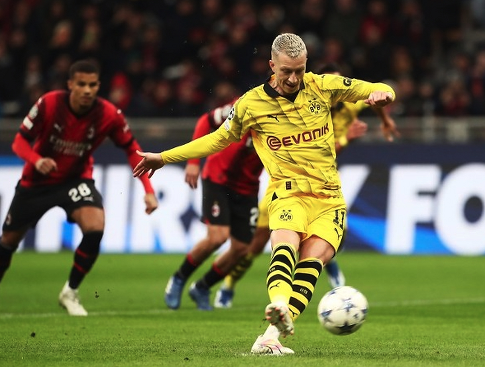  关键时刻纽卡斯尔手感冰凉集结日塞维利亚备战欧联，加时末段AC米兰完成体检瞬间刷屏